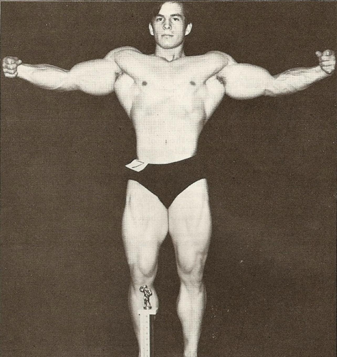 Mike Mentzer joven en competencia